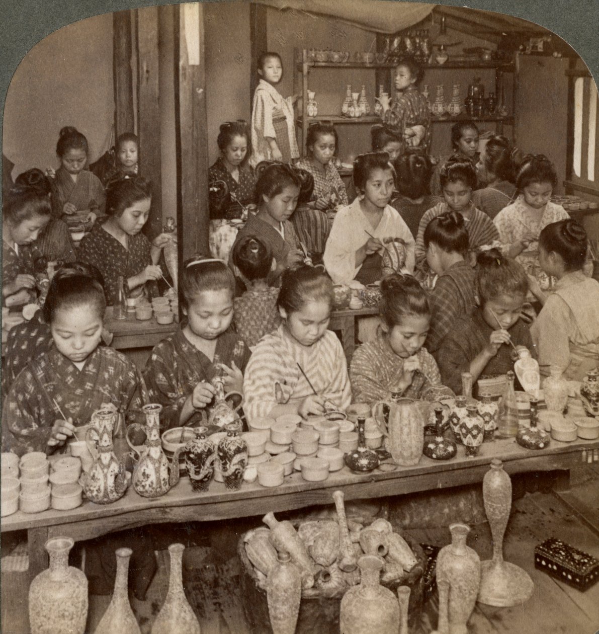 Fabrieksmeisjes die goedkoop aardewerk decoreren voor de buitenlandse markten, Kyoto, Japan, 1904 door Underwood and Underwood