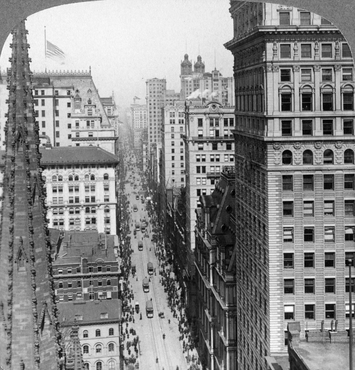 Van het Empire-gebouw langs Trinity Church naar Broadway, 1902 door Underwood and Underwood