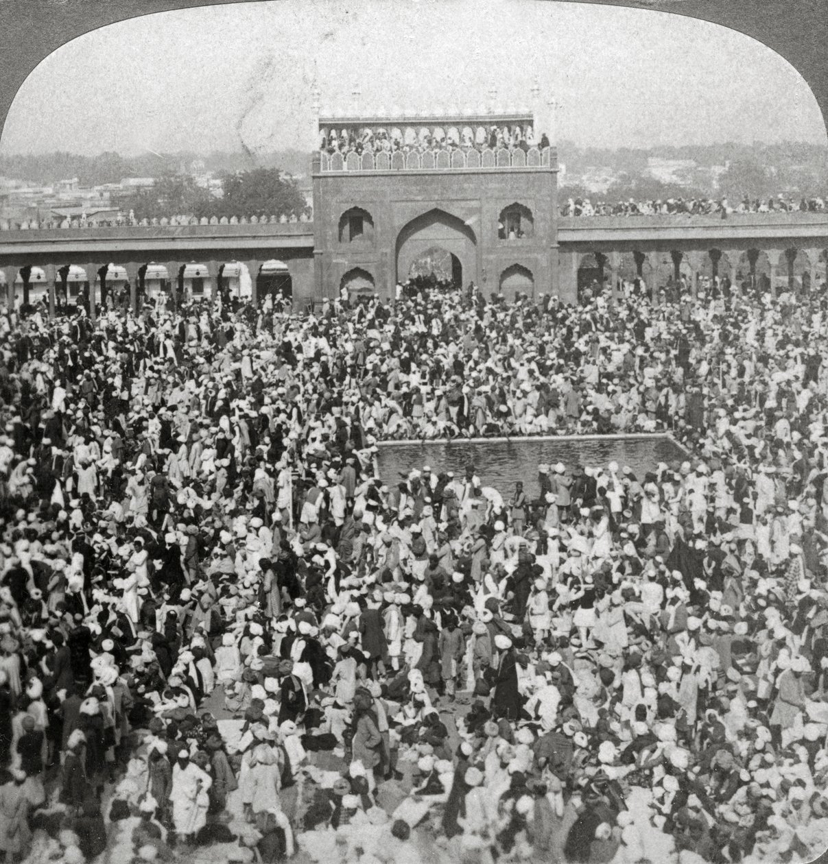 In de binnenplaats van de Jumma Moskee, Delhi, India, 1903 door Underwood and Underwood