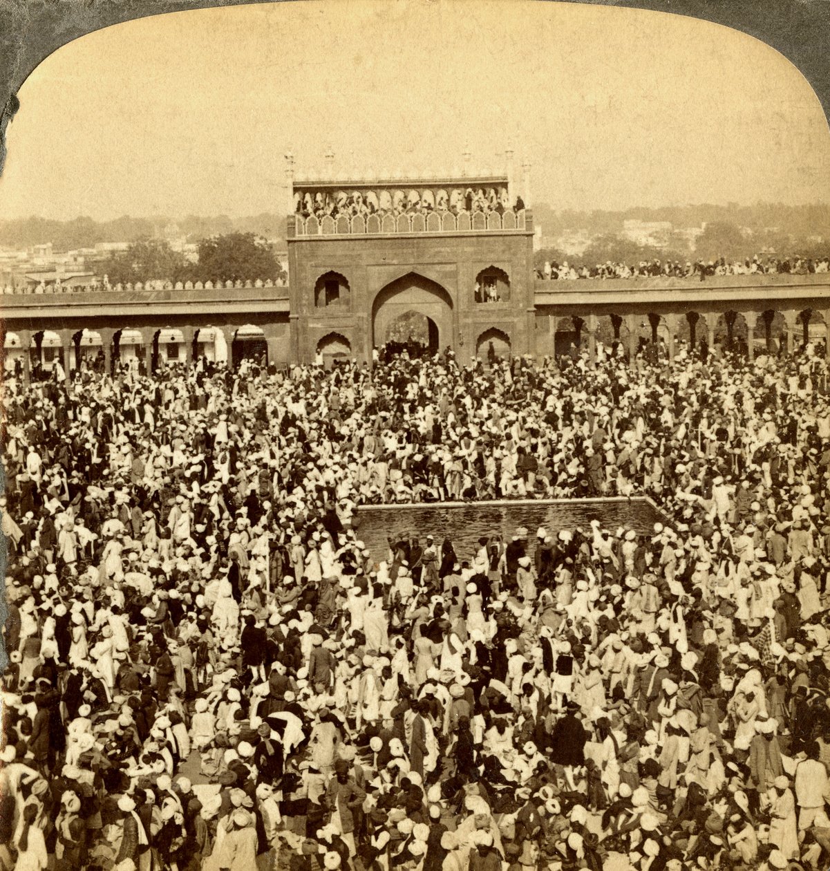 In de binnenplaats van de Jumma-moskee tijdens het jaarlijkse vasten, Delhi, India door Underwood and Underwood
