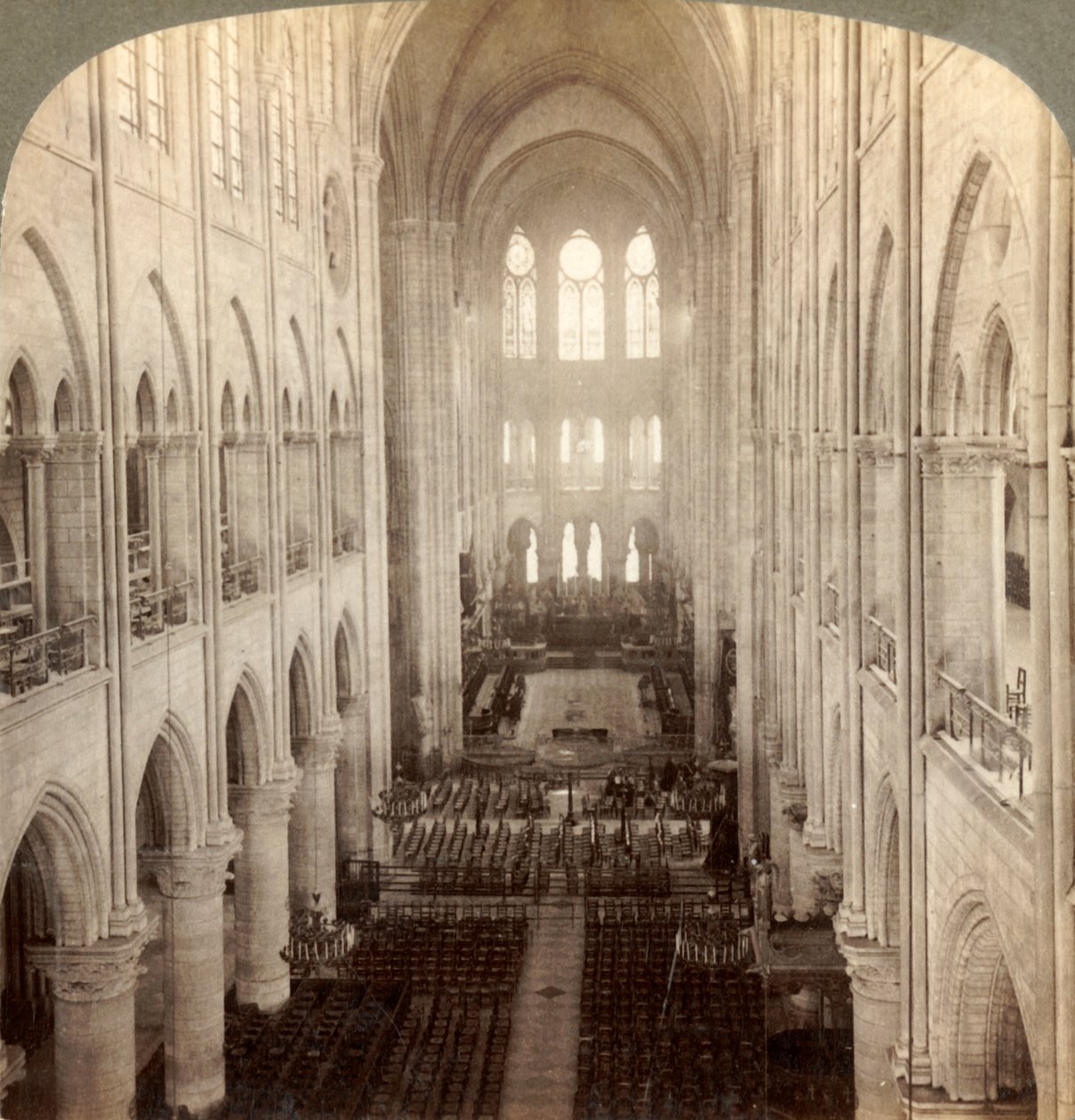 Interieur van de grote Notre Dame kathedraal, Parijs, Frankrijk, 1900 door Underwood and Underwood