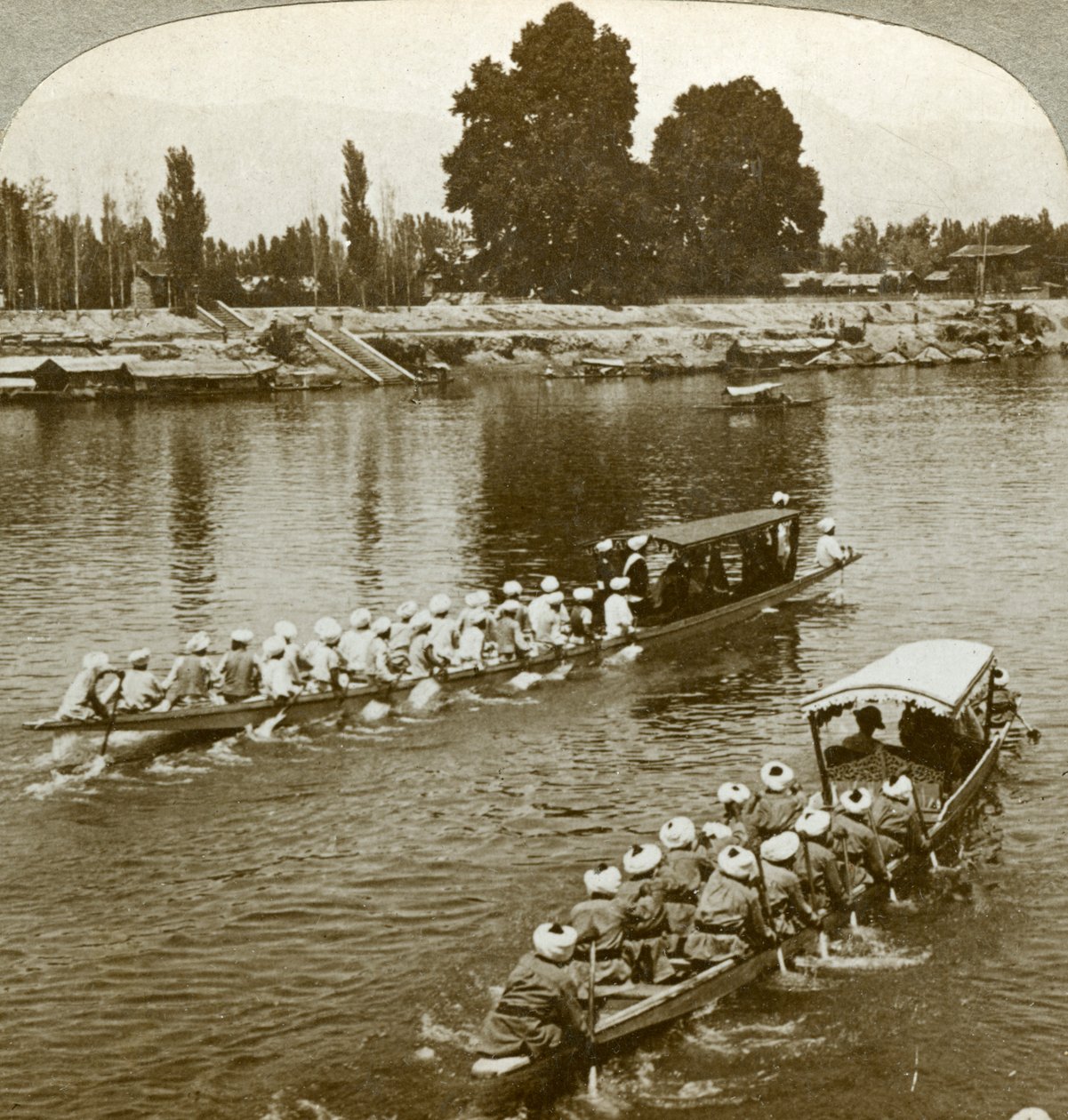 Lady Curzxon reist op de staatsboot van de Maharaja, Kasjmir, India, ca. 1900. door Underwood and Underwood