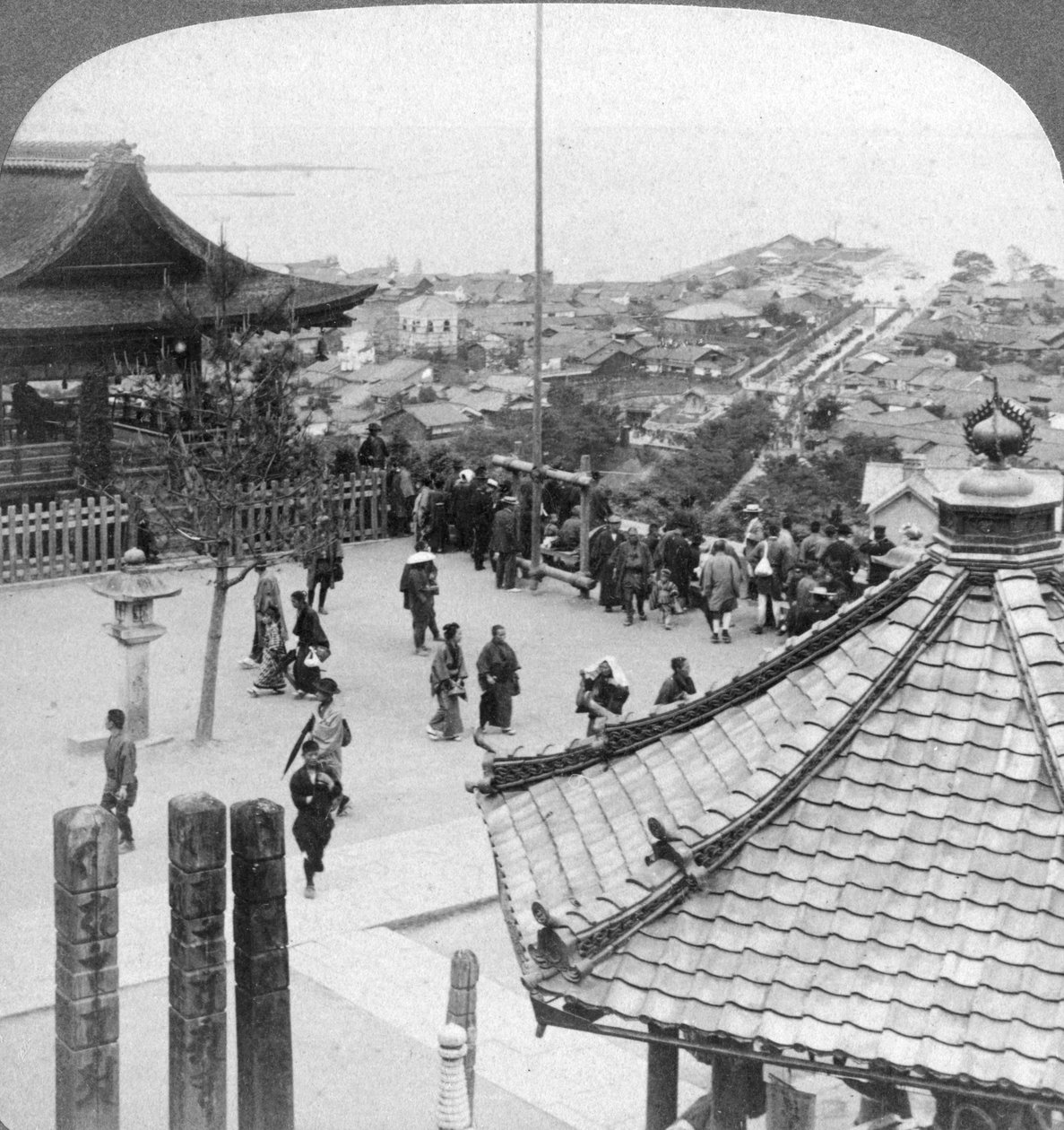 Uitzicht naar het oosten vanaf de Mildera-tempel over Otsu en het Biwa-meer, Japan, 1904 door Underwood and Underwood