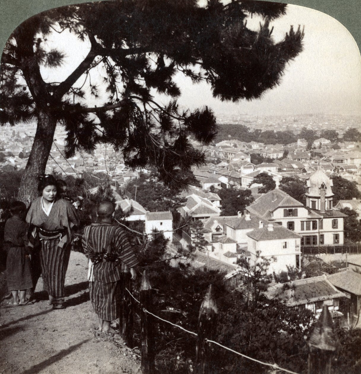 Zicht naar het zuidoosten vanaf de met pijnbomen bekroonde hoogten van Suwa-yama over Kobe, Japan door Underwood and Underwood