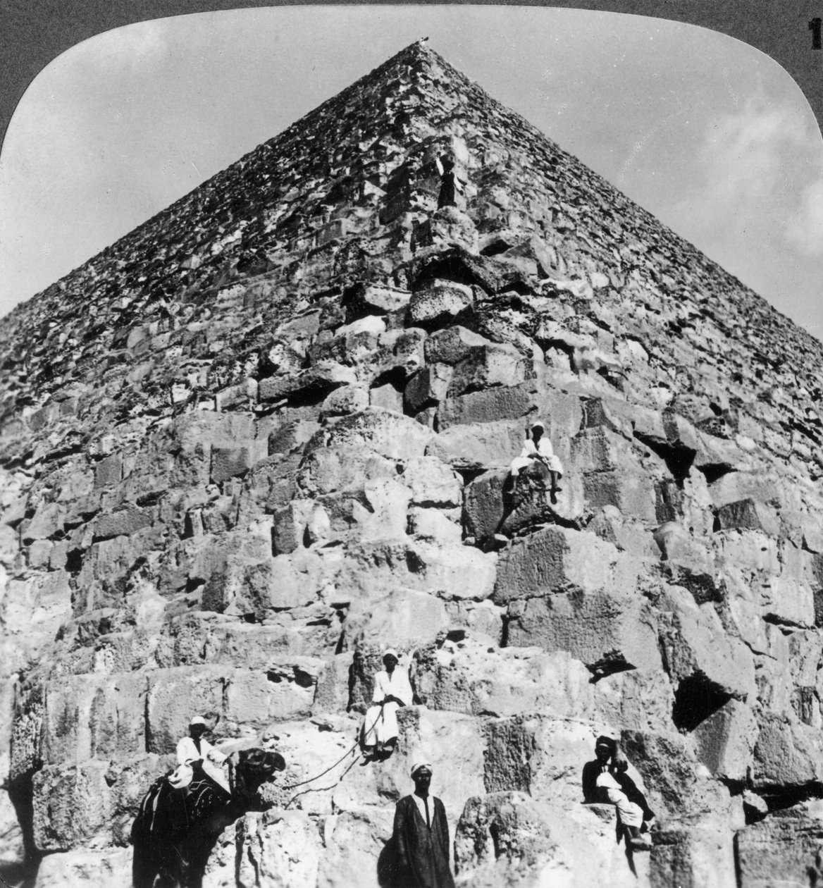Kijkend naar de noordoostelijke hoek van de Grote Piramide, Egypte, 1905 door Underwood and Underwood