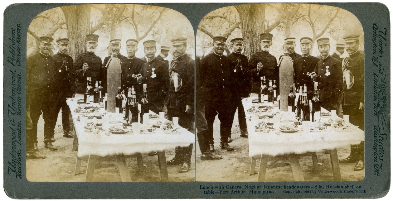 Lunch met Generaal Nogi bij het Japanse hoofdkwartier, Port Arthur, Mantsjoerije, 1904 door Underwood and Underwood