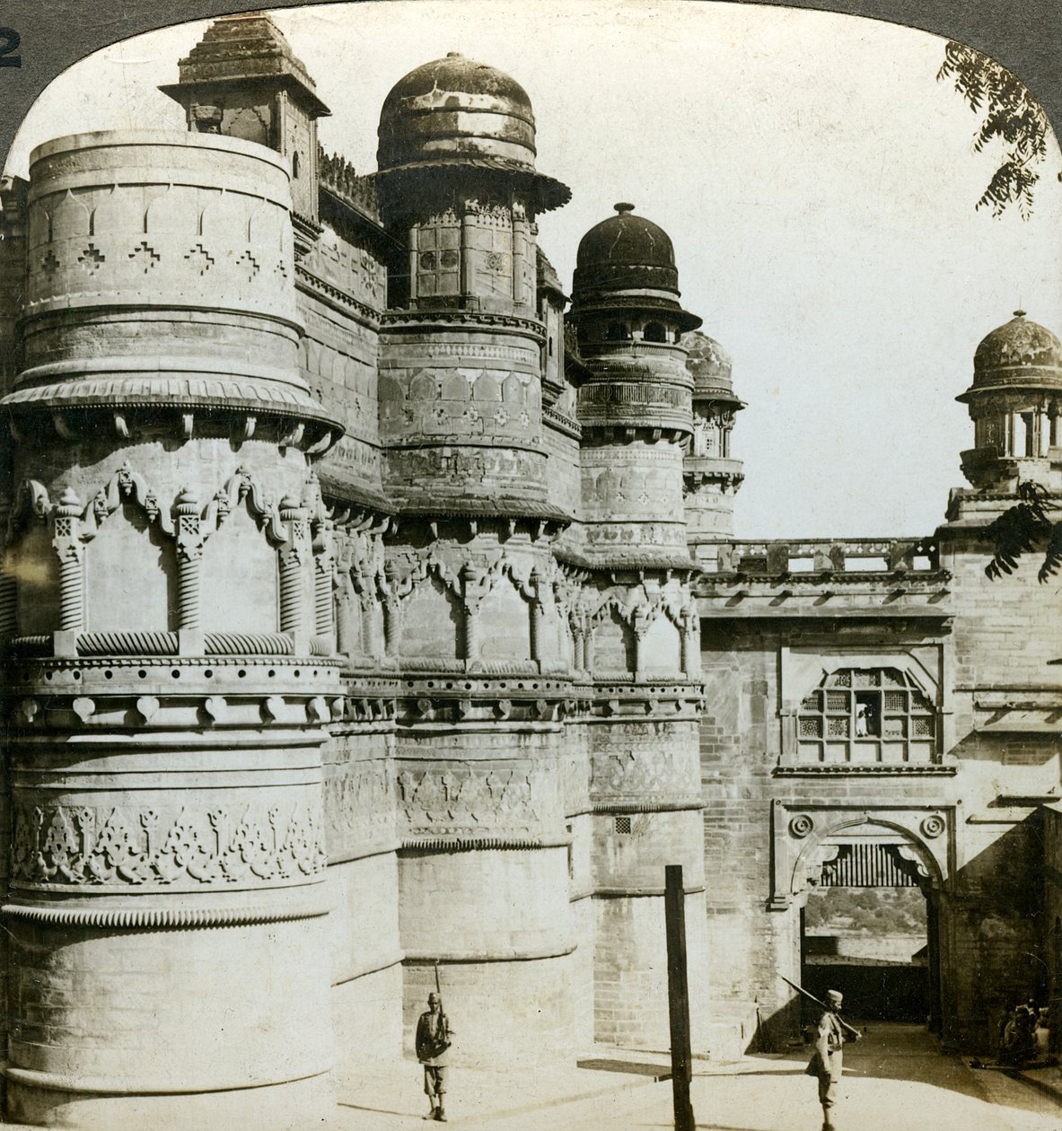 Man Singh-paleis, Gwalior, Madhya Pradesh, India door Underwood and Underwood
