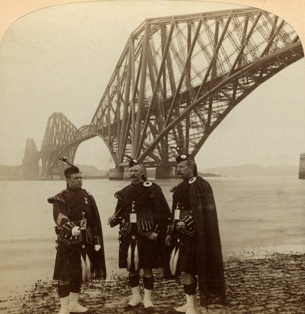 Mannen in Hooglandse kleding voor de Forth Bridge, Schotland door Underwood and Underwood