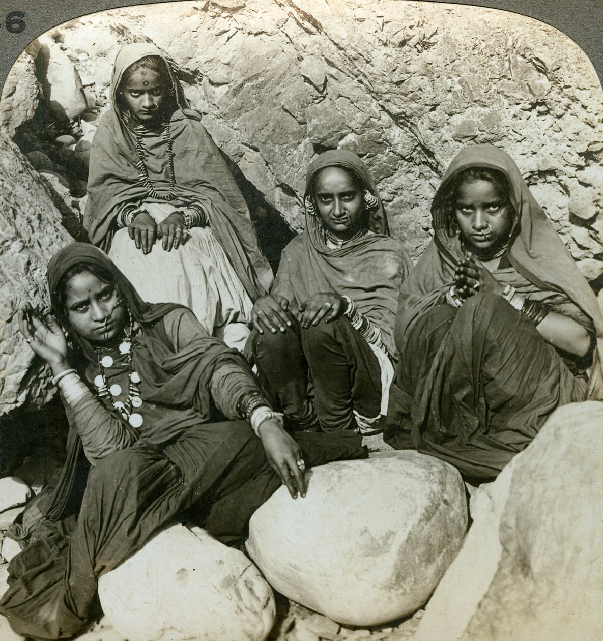 Inheemse Bhujji meisjes, Rivier Sutlej, Himalaya, India, c1900s door Underwood and Underwood