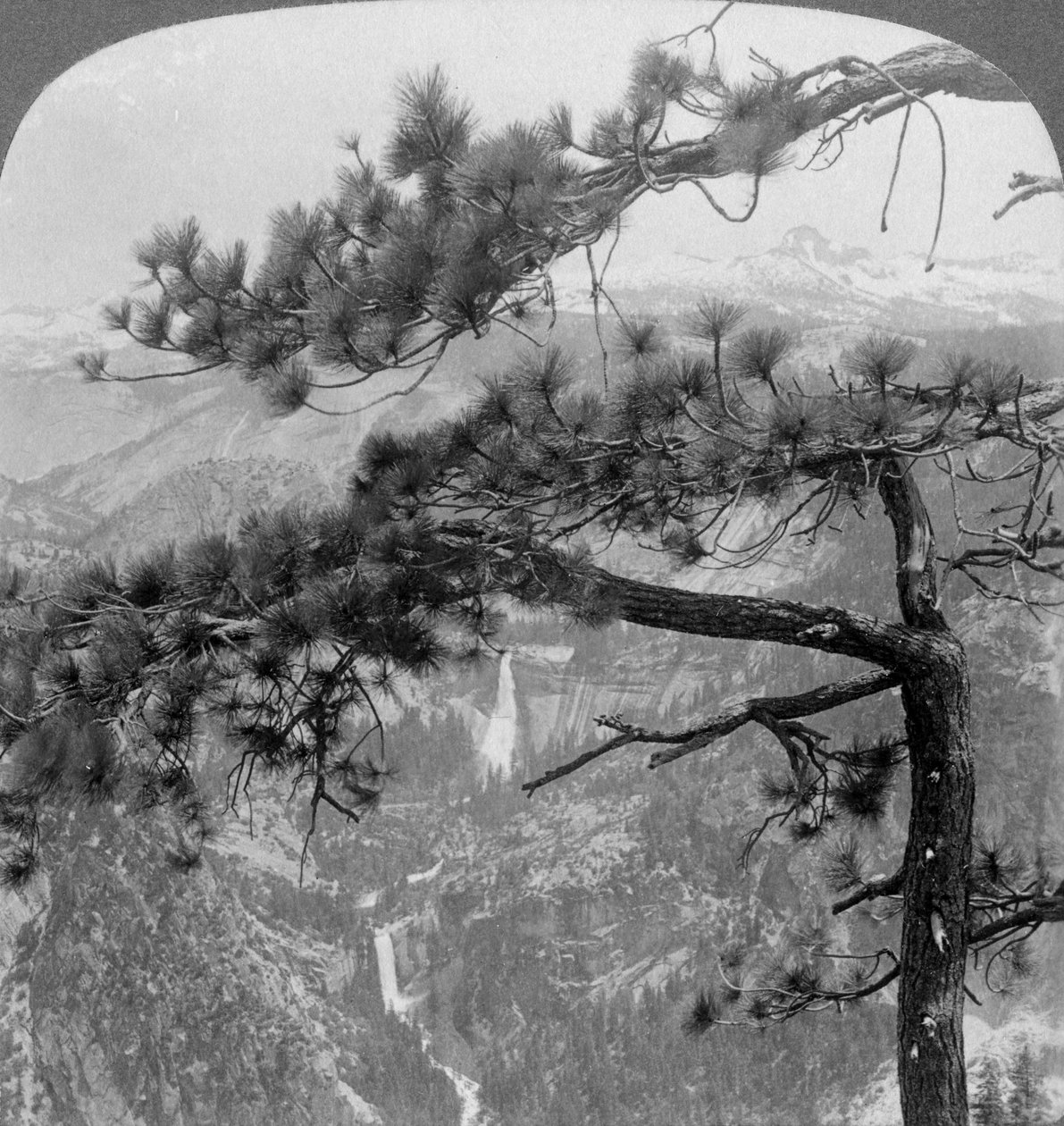 Nevada Falls, Vernal Falls en Liberty Cap, Yosemite Valley, Californië, VS door Underwood and Underwood
