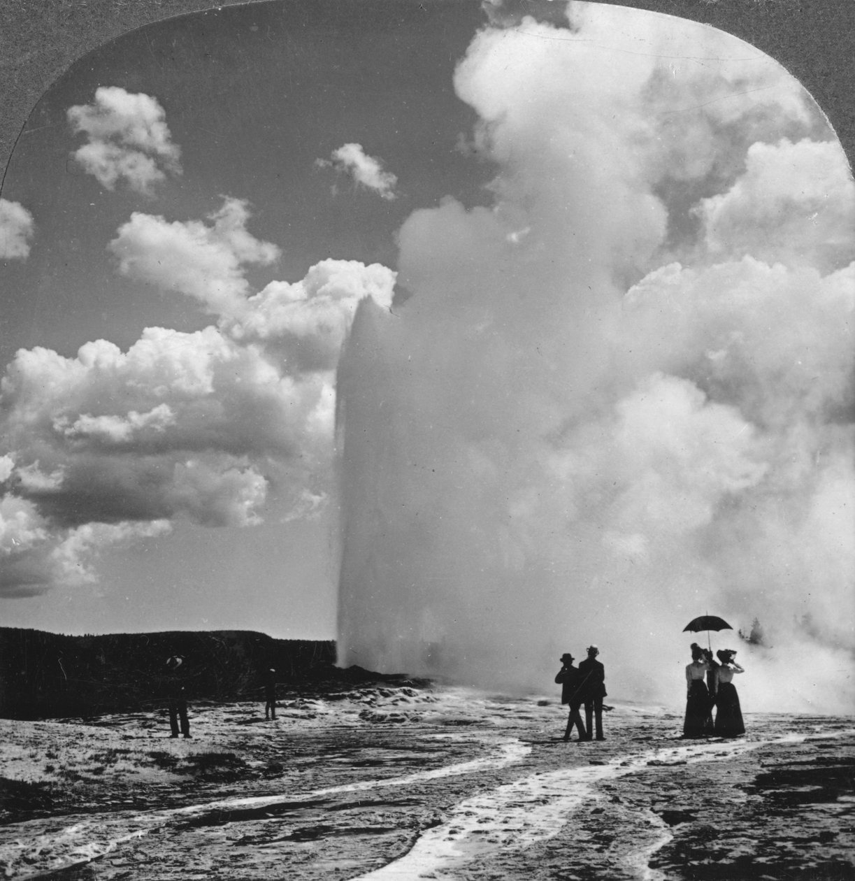 Old Faithful geiser, Yellowstone National Park, VS door Underwood and Underwood