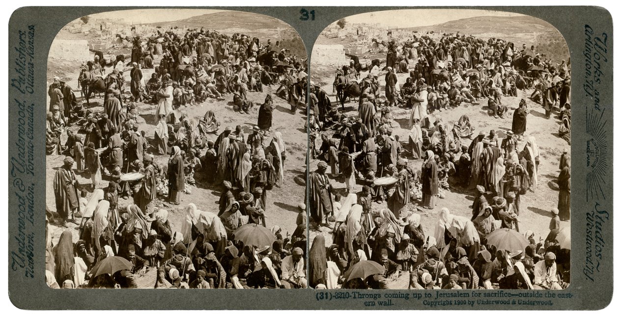 Mensen die naar Jeruzalem komen voor offer, buiten de oostelijke muur, 1900 door Underwood and Underwood