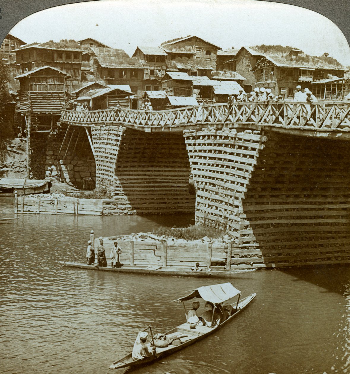 Eigenaardige brug en huizen, Stad van de Zon, Kasjmir, India, ca. 1900s door Underwood and Underwood