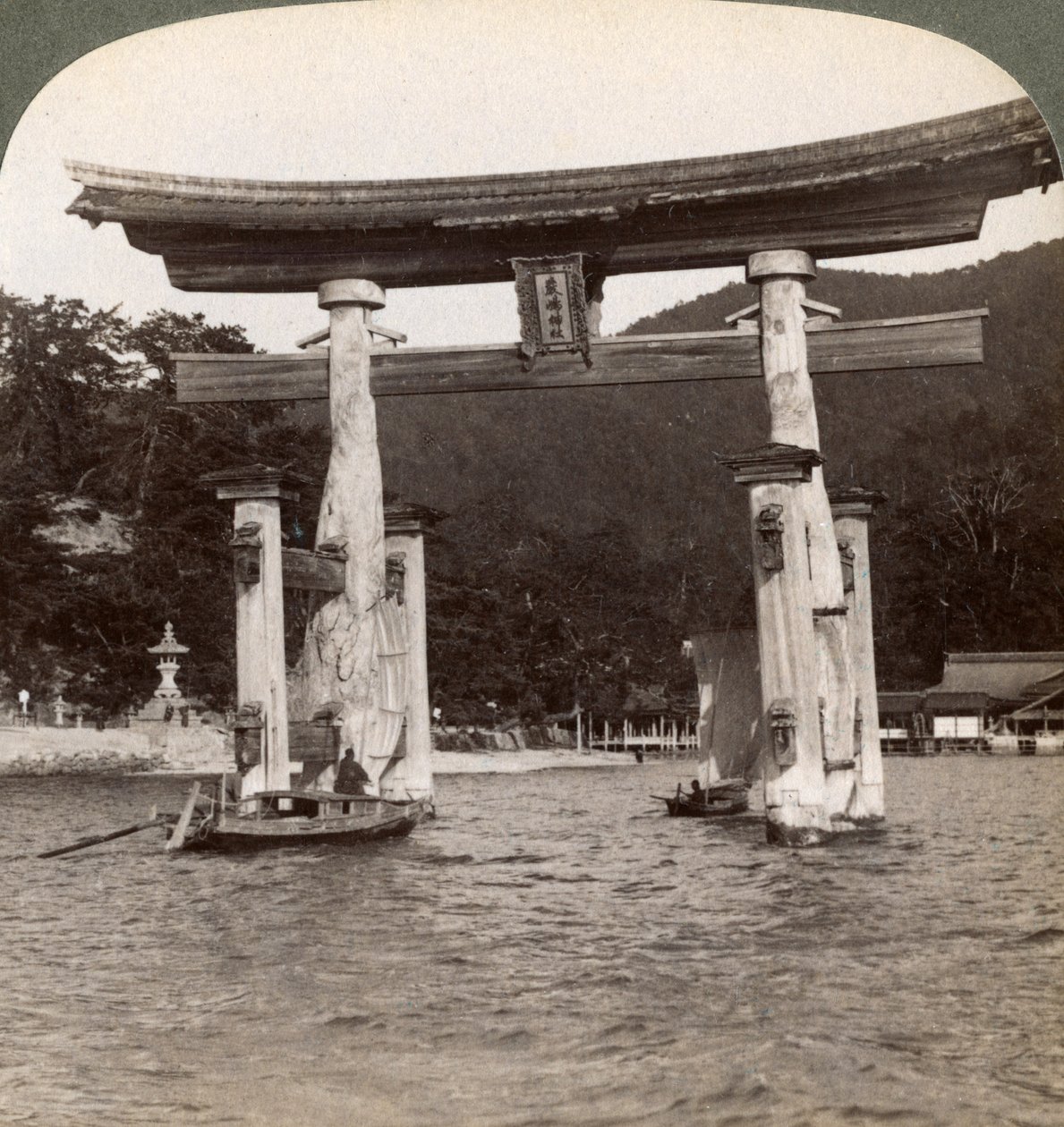 Heilige torii-poort die oprijst uit de zee, Itsukushima-schrijn, Miyajima-eiland, Japan, 1904 door Underwood and Underwood