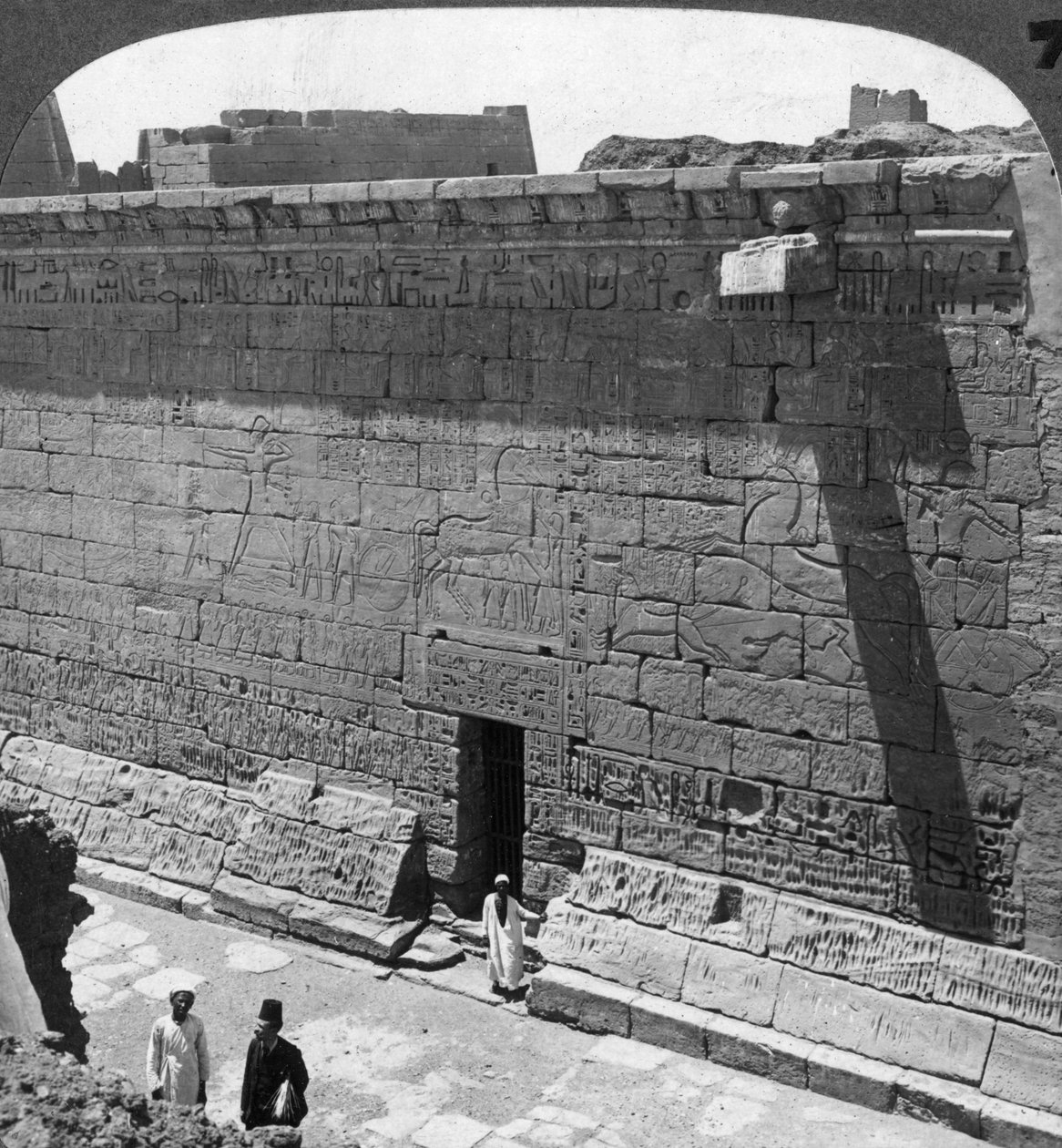 Scènes van gevechten en de jacht uitgehouwen op een muur in Medinet Habu, Thebe, Egypte, 1905 door Underwood and Underwood