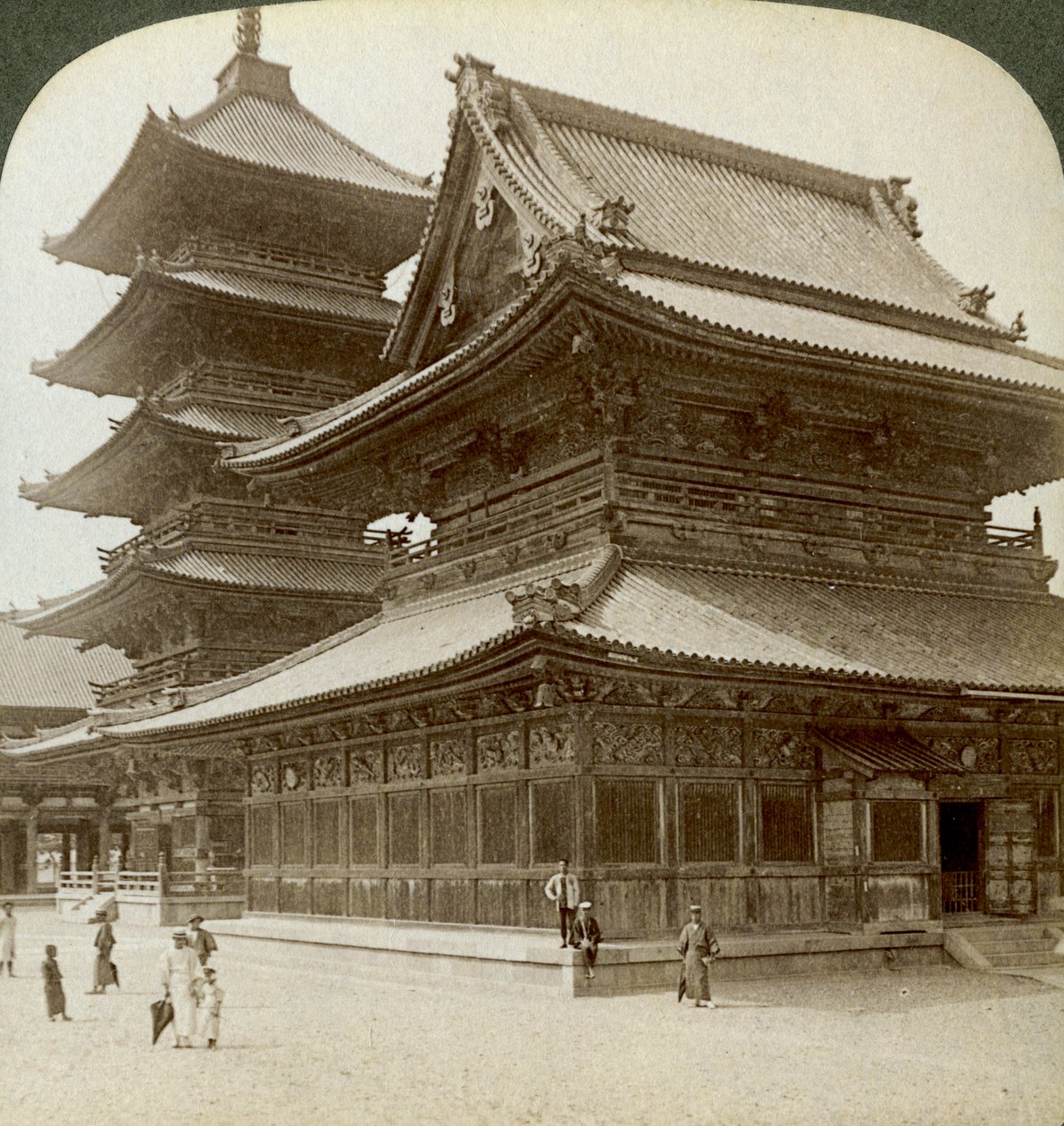 Statige pracht van de Shitenno-ji Tempel, Osaka, Japan, 1904 door Underwood and Underwood