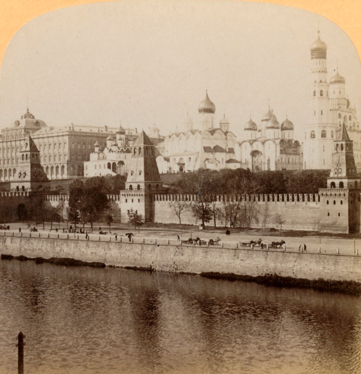 Het Kremlin, Moskou, Rusland - Daar liggen onze oude Tsaren te slapen, 1898 door Underwood and Underwood