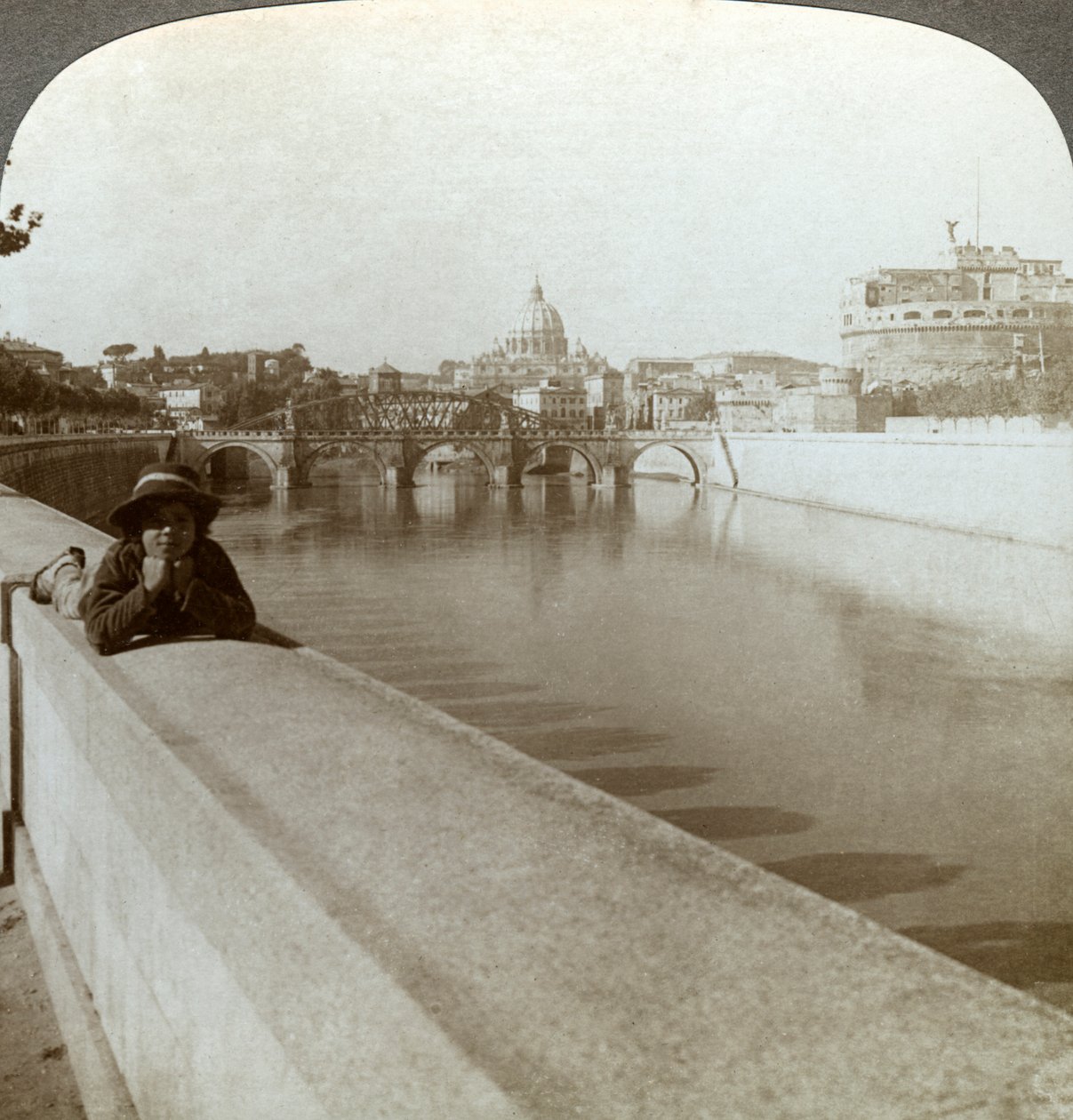De rivier de Tiber, Castel Sant Angelo en de Sint-Pietersbasiliek, Rome, Italië door Underwood and Underwood