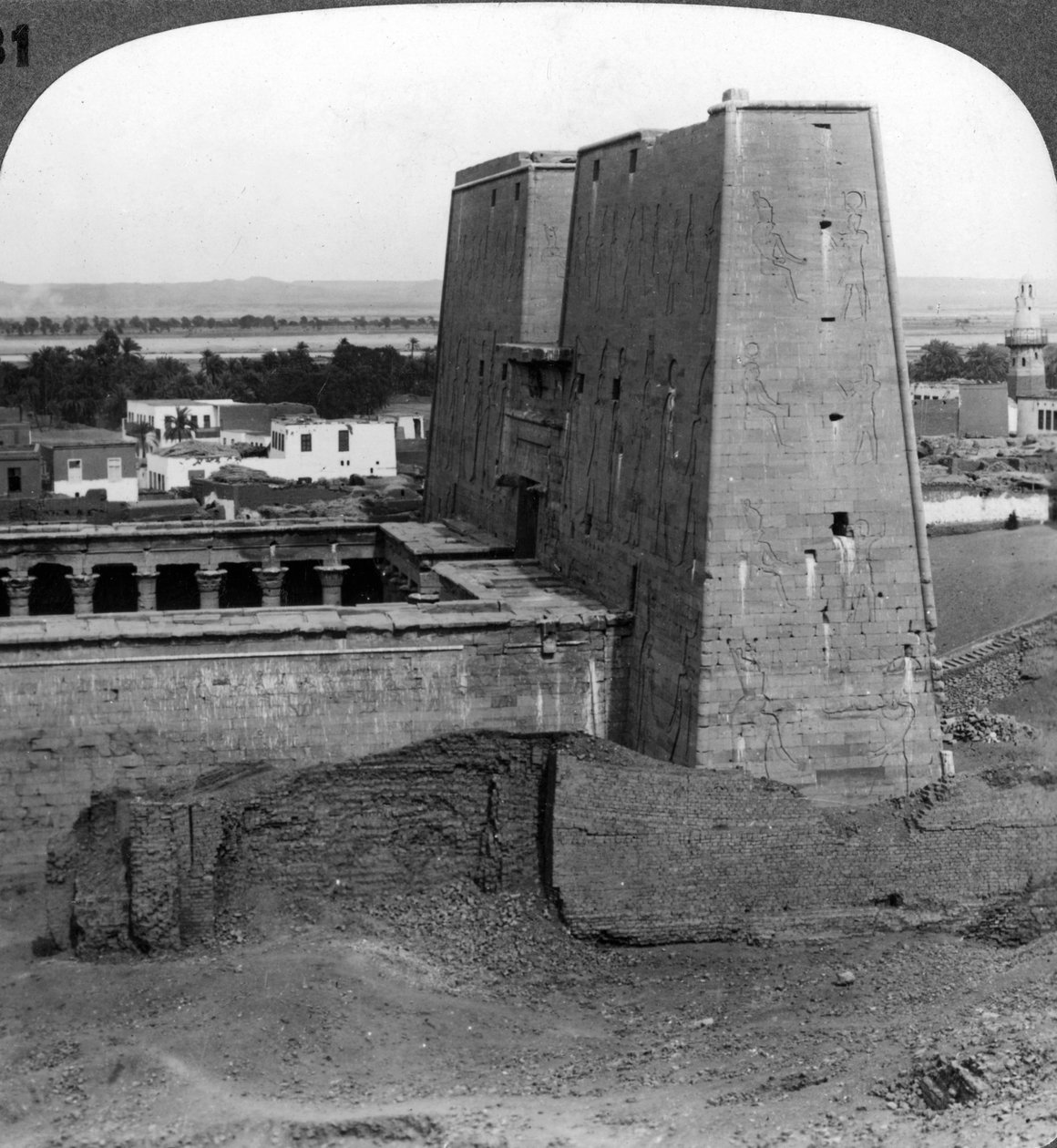 De pyloon en binnenplaats van de tempel van Horus in Edfu, Egypte, 1900 door Underwood and Underwood