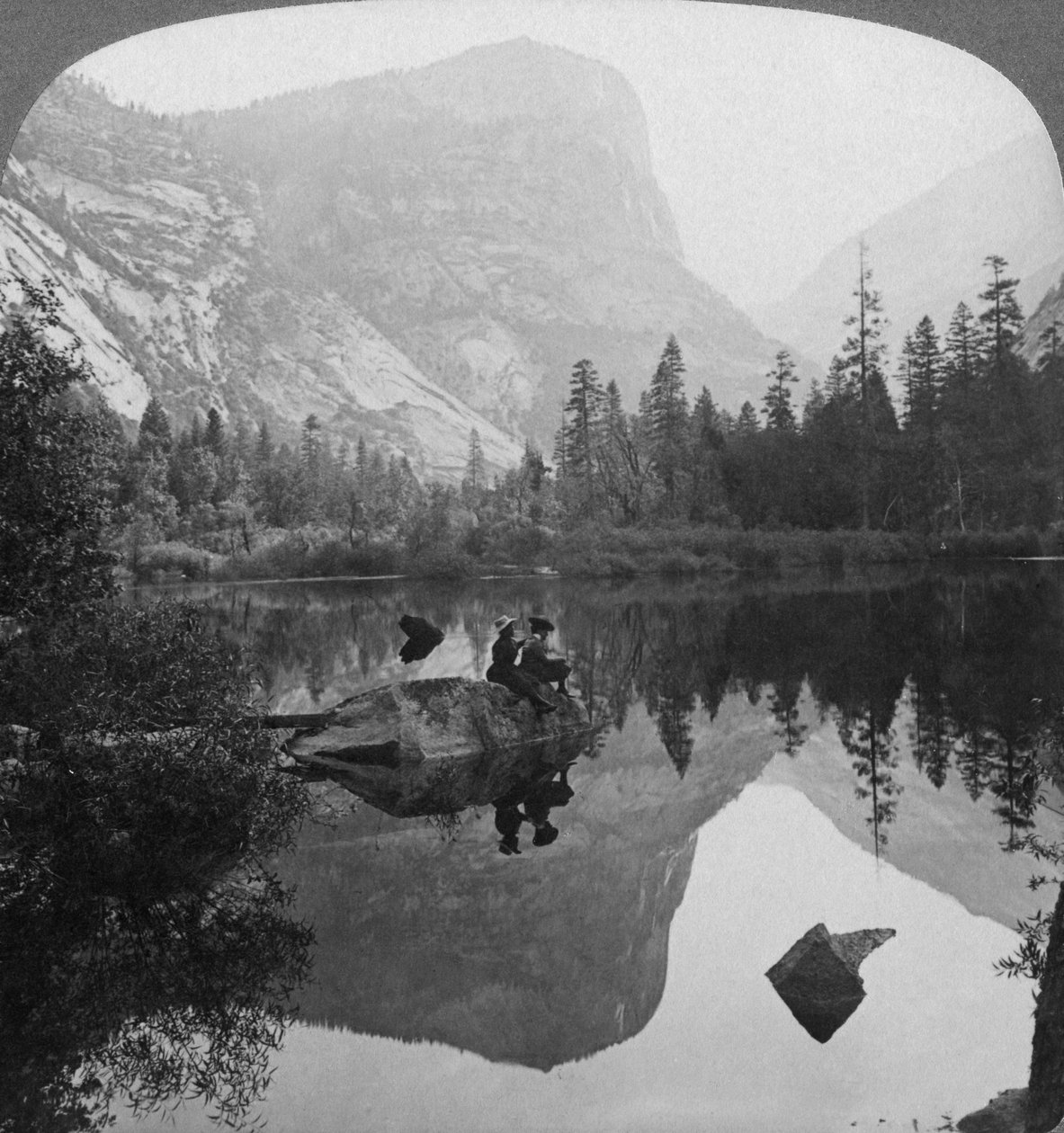 Uitzicht op Mirror Lake, richting Mount Watkins, Yosemite, Californië, VS, 1902 door Underwood and Underwood