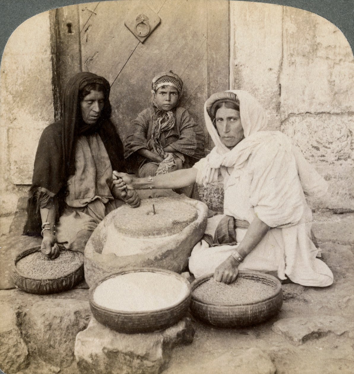 Vrouwen die malen bij de molen, Palestina, 1900 door Underwood and Underwood