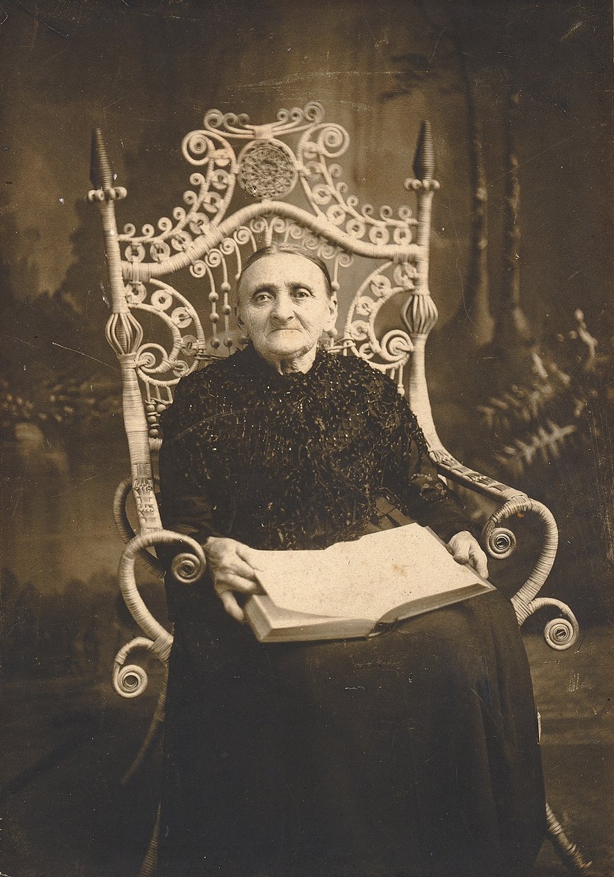 Zonder titel (Portret van oude vrouw in rieten stoel) door Unidentified