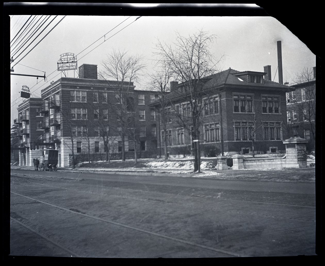 Harlan Court Apartments en een naburig huis aan Delmar Boulevard 5457 door Unknown