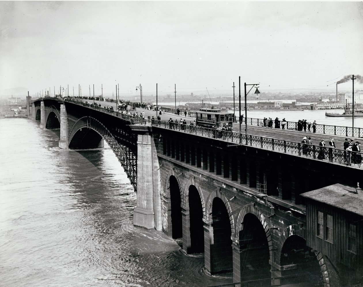 Voetgangers- en trolleyverkeer op de Eads Bridge tijdens de overstroming van 1903 door Unknown