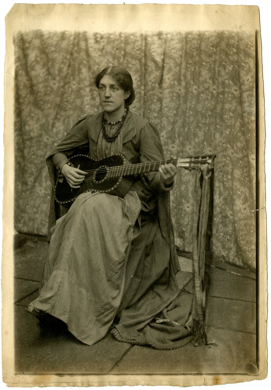 May Morris met een gitaar, ca. 1886 (sepia foto) door Unknown