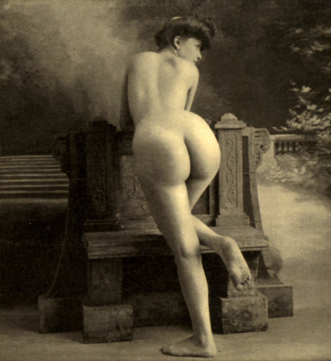 Vrouwelijk naakt, ca. 1900 (sepia foto) door Unknown