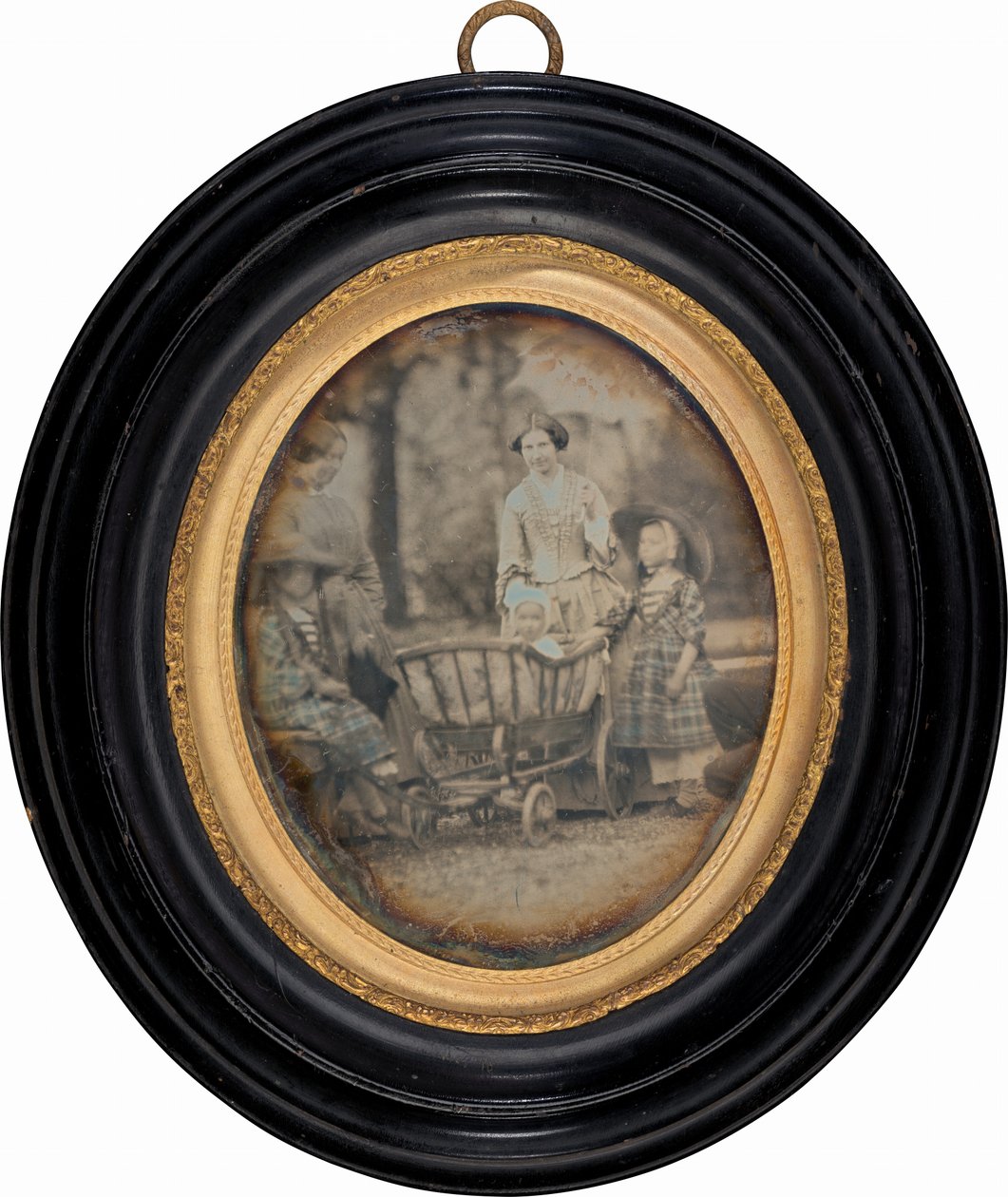 Twee Vrouwen en Drie Kinderen in de Tuin door Unknown 19th Century