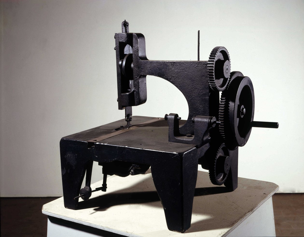 Eerste model van Singer naaimachine. midden 19e eeuw. door Unknown artist