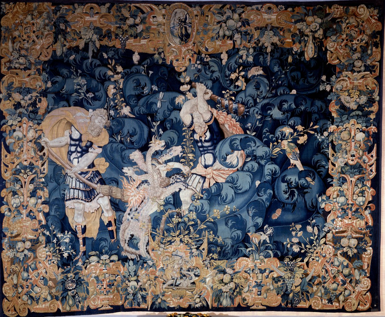 Hercules schiet de Hydra van Lerna neer die zijn dienaar Iolas verbrandt door Unknown artist
