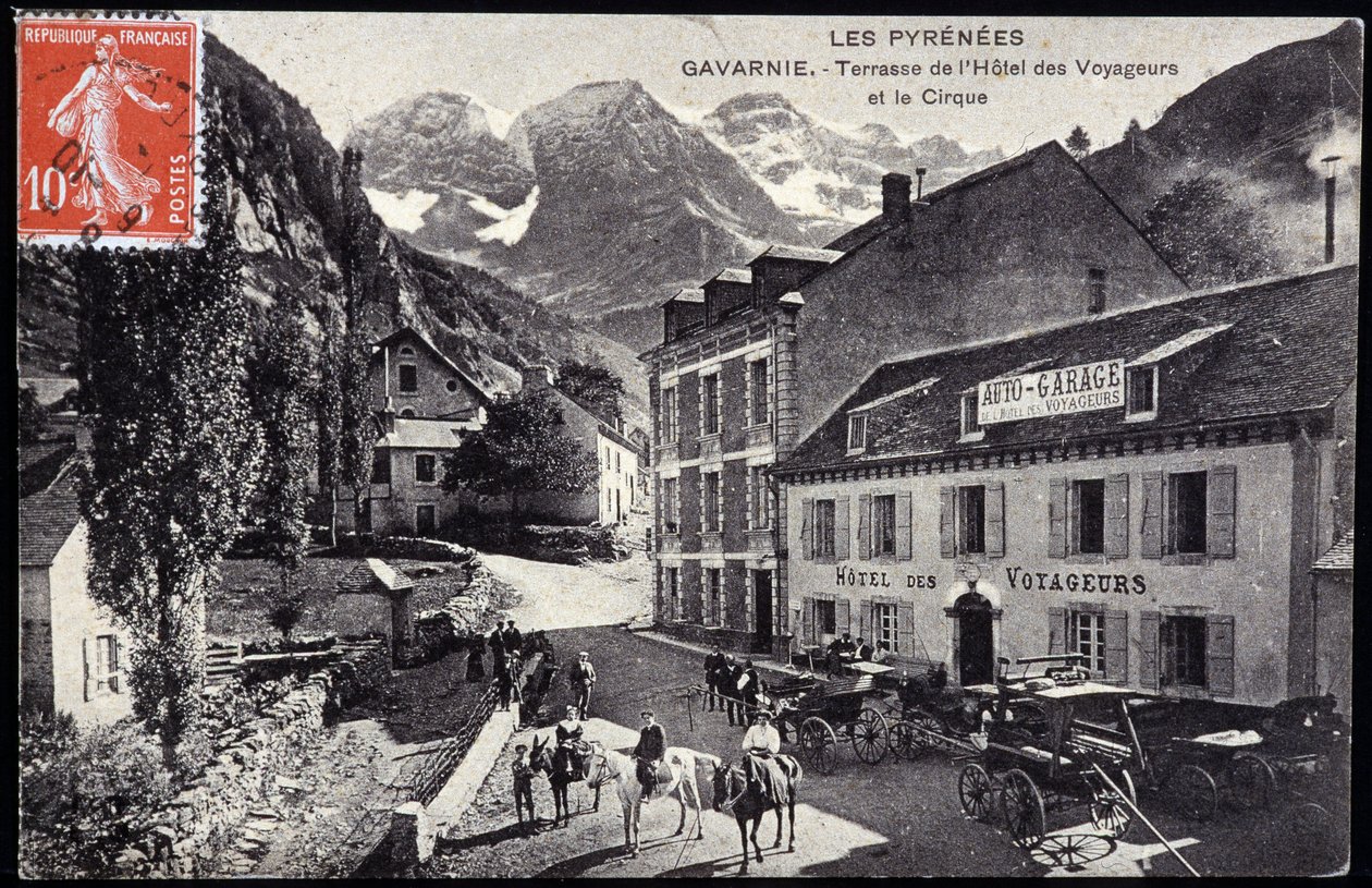 De Pyreneeën, Gavarnie: terras van het Hotel des Voyageurs en het circus - ansichtkaart, eind 19e eeuw door Unknown artist