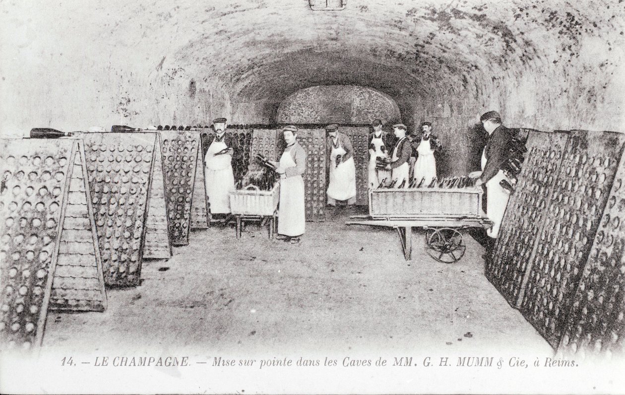 Fabricage van Champagne: het snijvlak van flessen in een kelder van Mumm in Reims, begin 20e eeuw (foto) door Unknown Artist