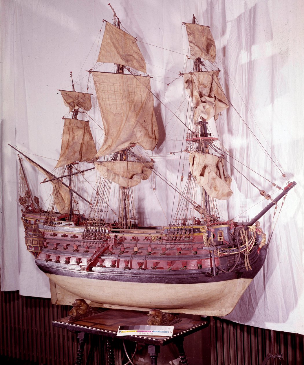 Militaire marine: miniatuurmodel van een schip met drie dekken door Unknown artist