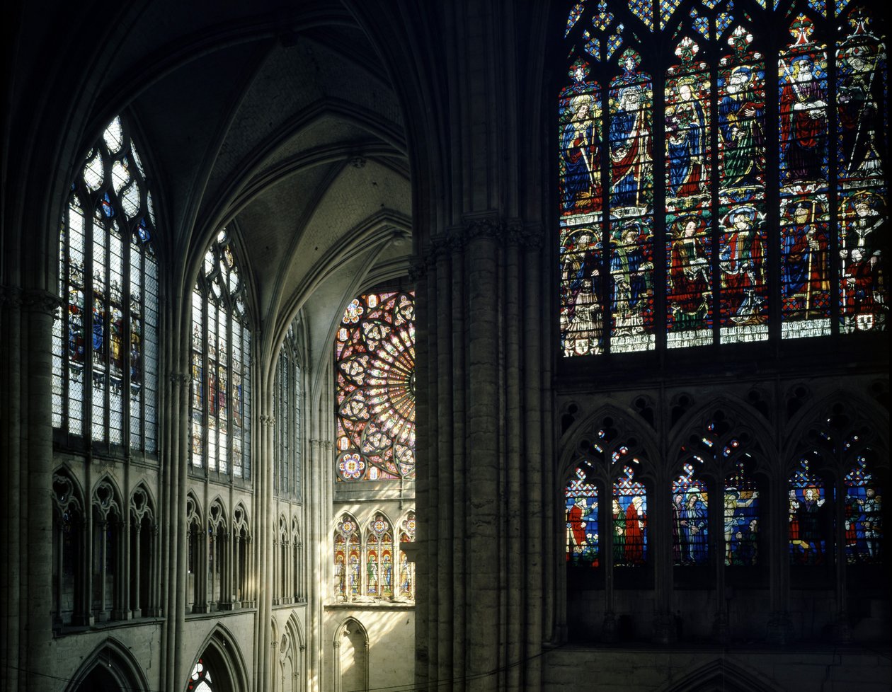 Glas-in-loodramen en rozet van de kathedraal van Troyes door Unknown artist