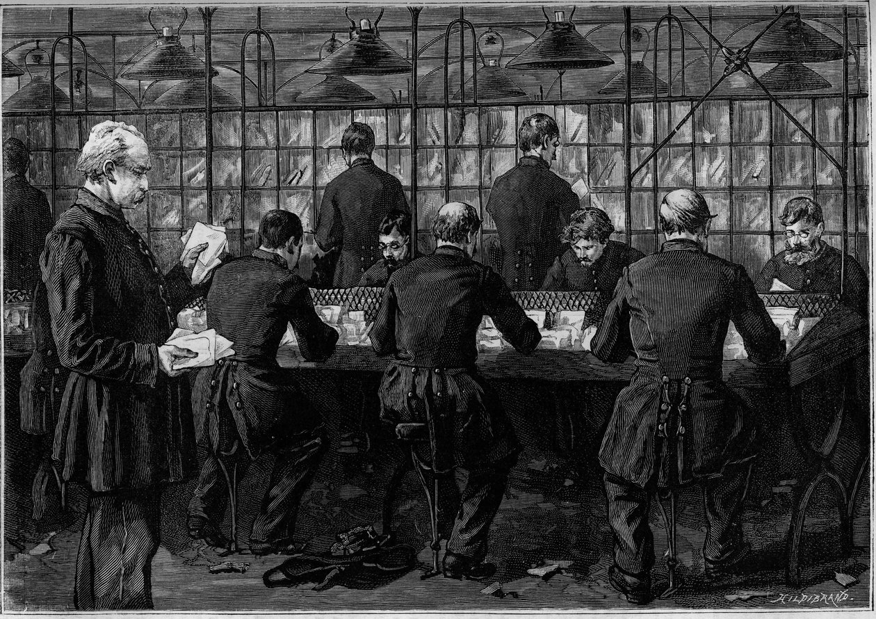Het sorteren van post in een kantoor van het Hotel des Postes in de Rue du Louvre in Parijs. Gravure in het tijdschrift 