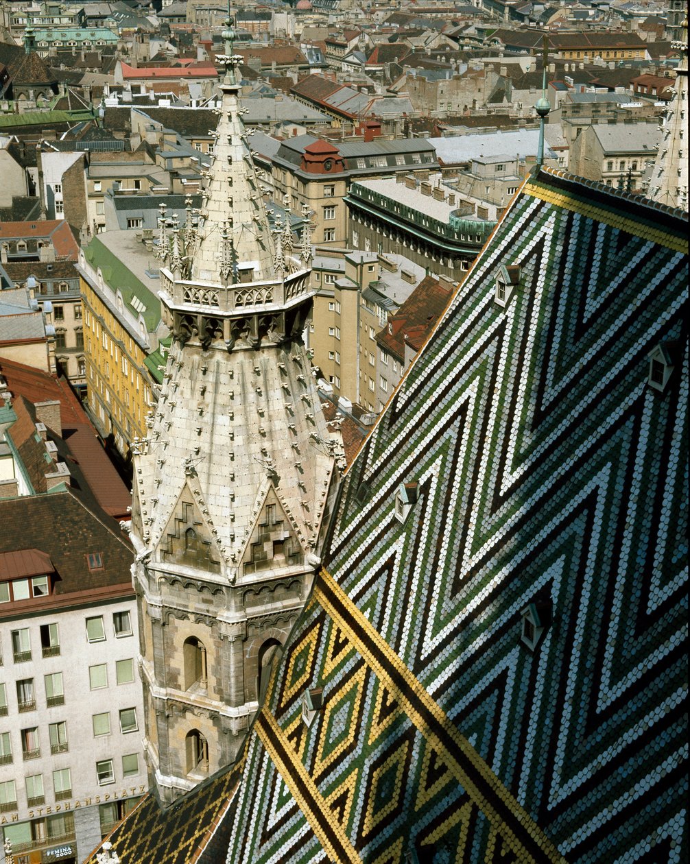 Uitzicht op het geglazuurde dak van de kathedraal door Unknown artist