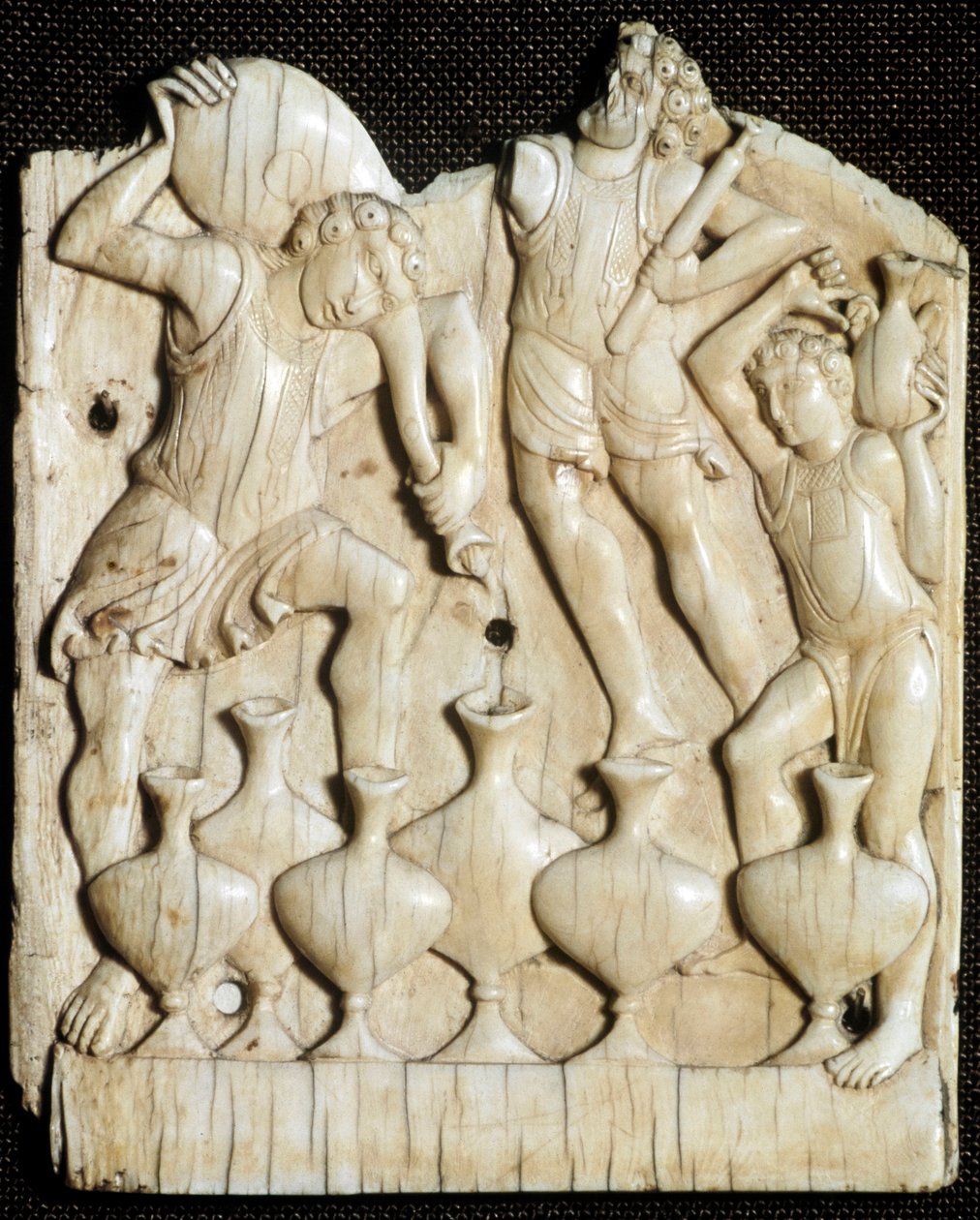 Bruiloft van Kana: de dienaren vullen zes kruiken met water die Jezus Christus in wijn zal veranderen, gesneden ivoren tablet. 11e eeuw Londen, Victoria and Albert Museum door Unknown artist