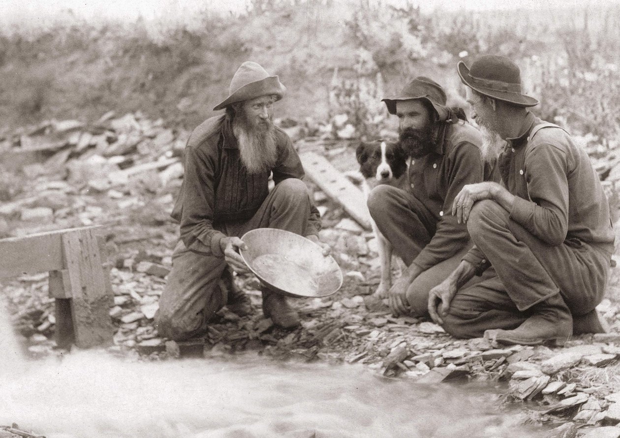 3 mannen die de aarde filteren om goud te verkrijgen: goudzoekers in Zuid-Dakota, Rockerville. Fotografie 1889 door Unknown artist