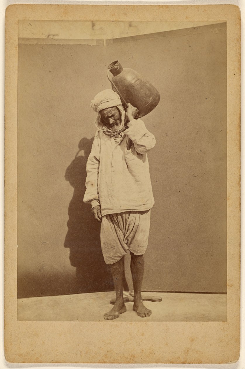 [Arabische man die een kruik draagt] door Unknown artist