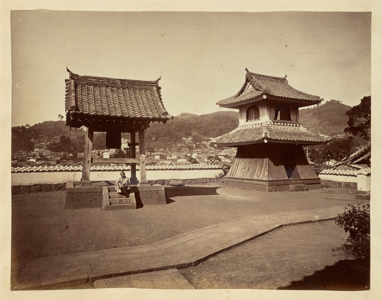 [Klokkentoren en drumtoren bij Jinso-ji Tempel]. door Unknown artist
