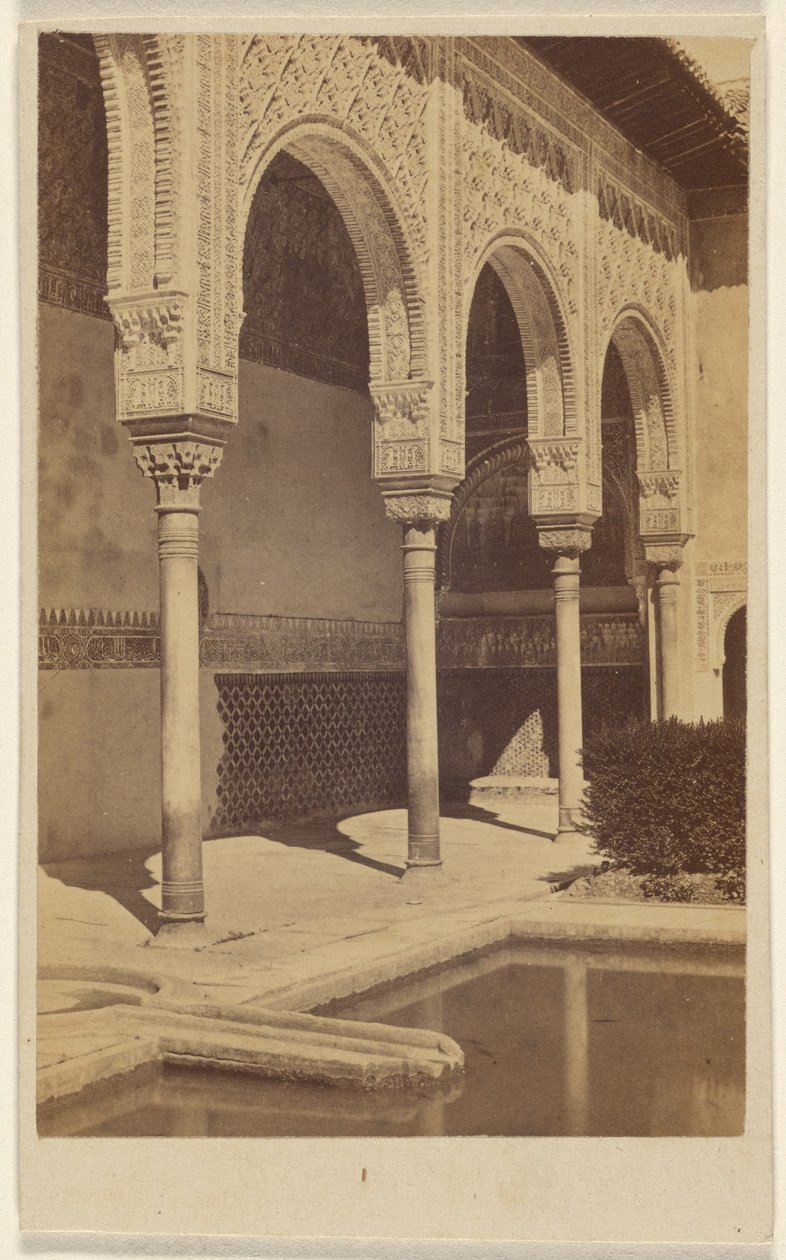 [Detail van zuilen, met een deel van de reflecterende vijver zichtbaar, het Alhambra]. door Unknown artist