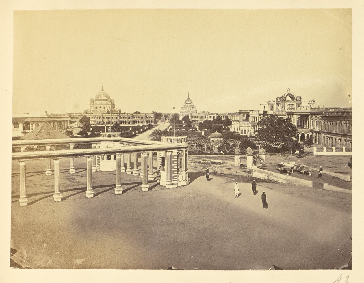 [Geribbelde zuilen en binnenplaats in de Kaiserbagh, Lucknow]. door Unknown artist
