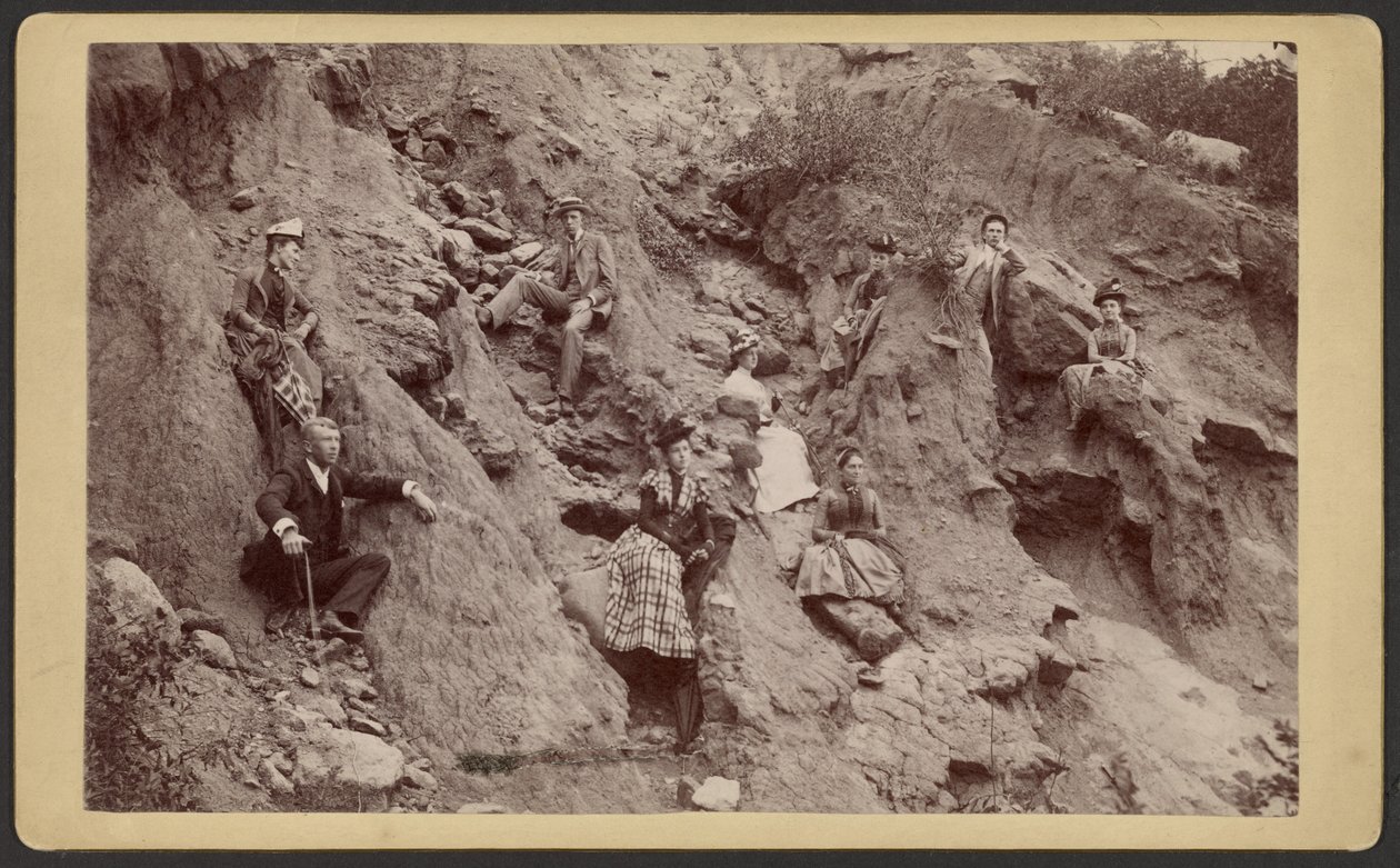 [Groep poseert op heuvel]. door Unknown artist