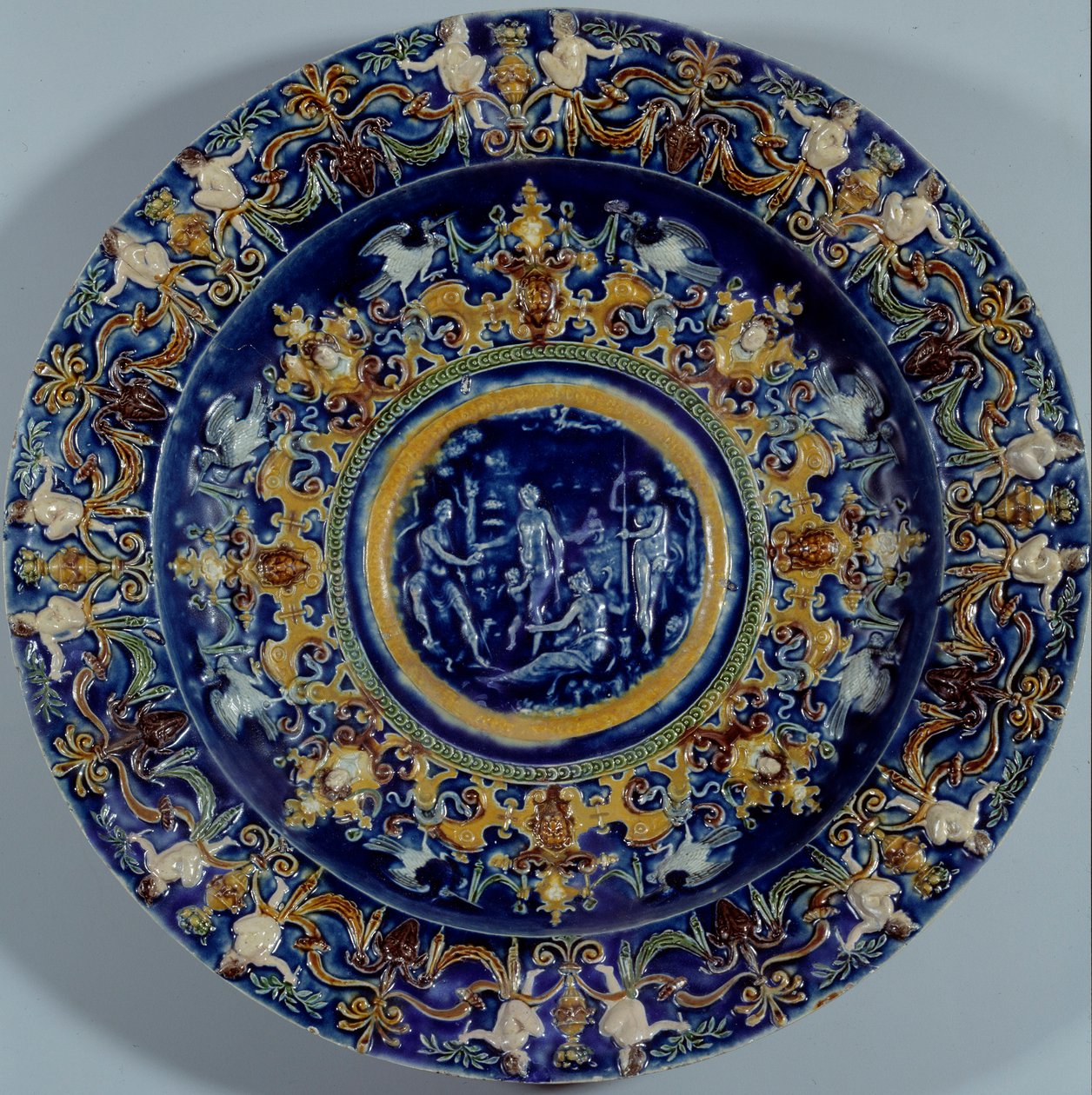 Grote polychrome faience schaal met een voorstelling van het oordeel van Parijs door Unknown artist
