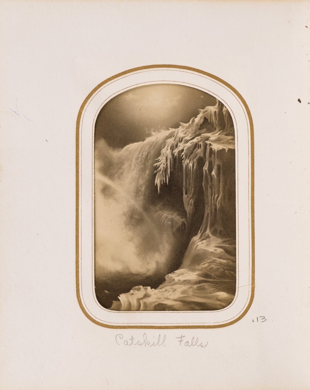 [Schilderij van een bevroren waterval]. door Unknown artist