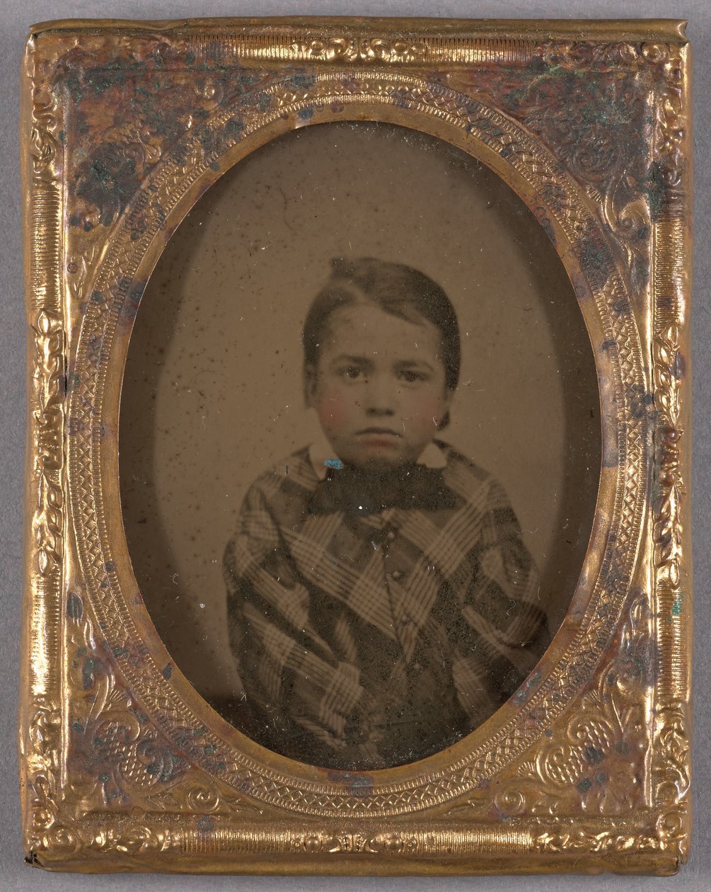 [Portret van een jongetje met geruite jas en vlinderdas]. door Unknown artist