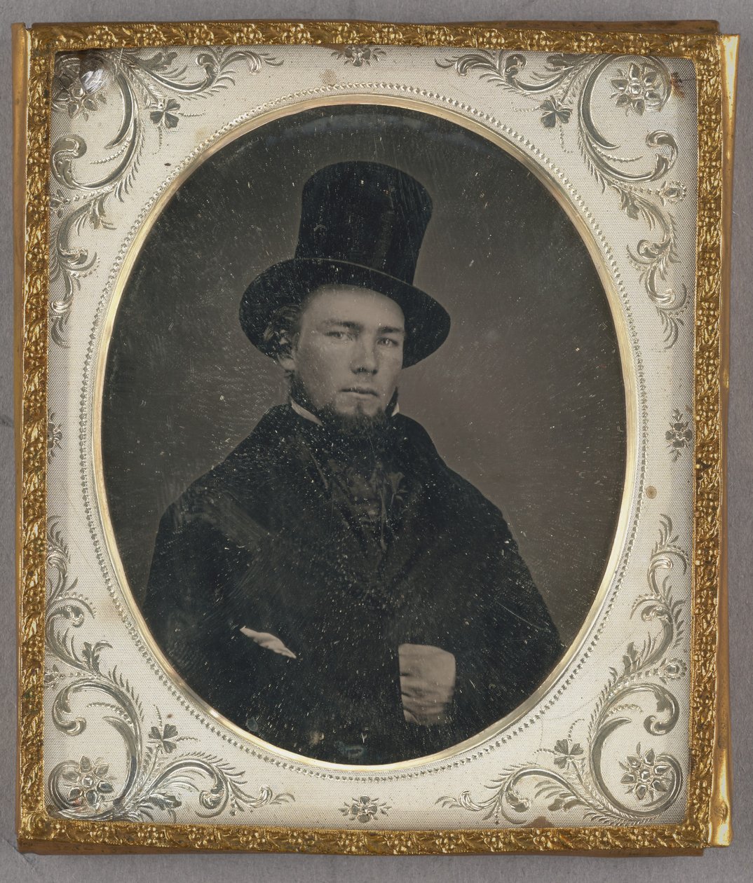 [Portret van een zittende man met kin snorharen in hoge hoed]. door Unknown artist